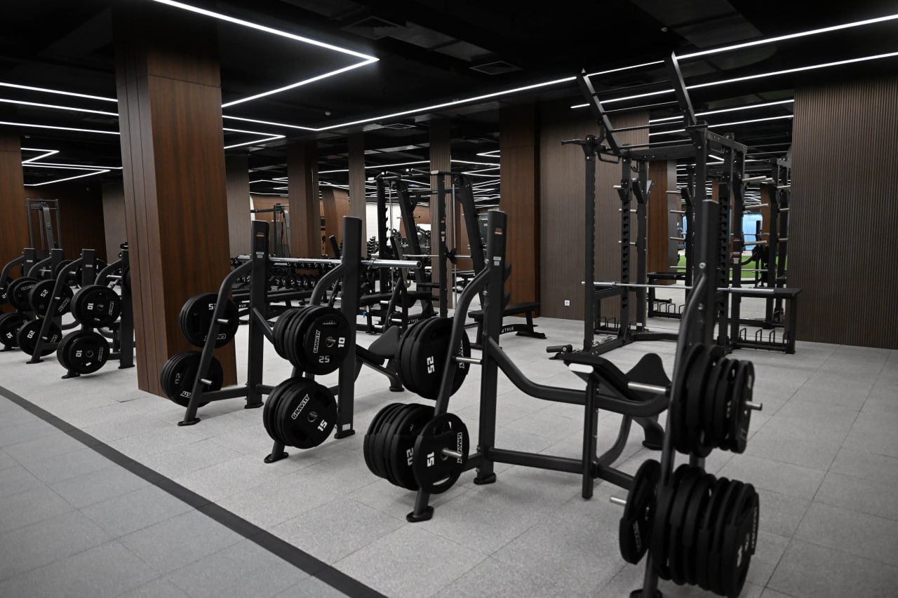 Современный фитнес-зал и оборудование — «Булак»